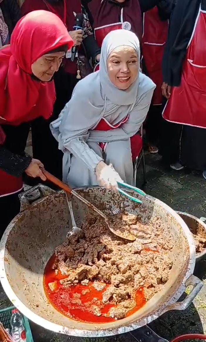 Aktris Sandri Dewi saat ikut memasak rendang untuk di kirim ke aceh dan Sumatera, Foto/Istimewa Aktris Sandri Dewi saat ikut memasak rendang untuk di kirim ke aceh dan Sumatera, Foto/Istimewa