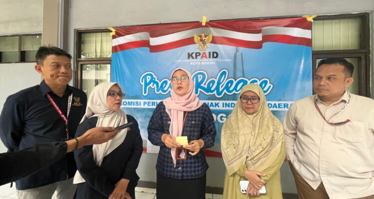 Ketua dan Pengurus KPAID Kota Bogor menggelar konferensi pers melaporkan angka kekerasan terhadap anak, Foto/Adi Wirman