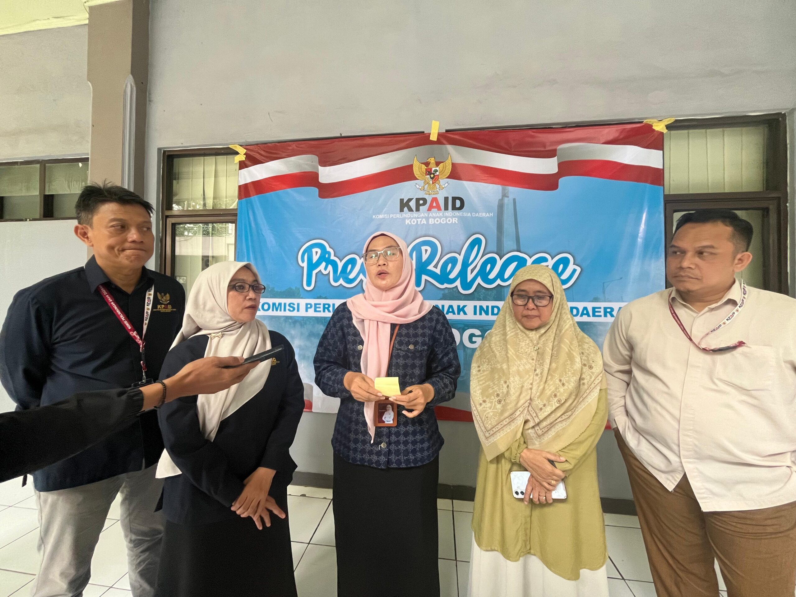 Ketua dan Pengurus KPAID Kota Bogor menggelar konferensi pers melaporkan angka kekerasan terhadap anak, Foto/Adi Wirman