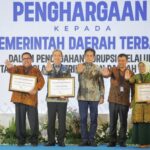 Wali Kota Bogor, Dedie A Rachim saat menerima penghargaan sebagai Kota antikorupsi, Foto/Diskominfo Kota Bogor