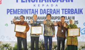 Wali Kota Bogor, Dedie A Rachim saat menerima penghargaan sebagai Kota antikorupsi, Foto/Diskominfo Kota Bogor