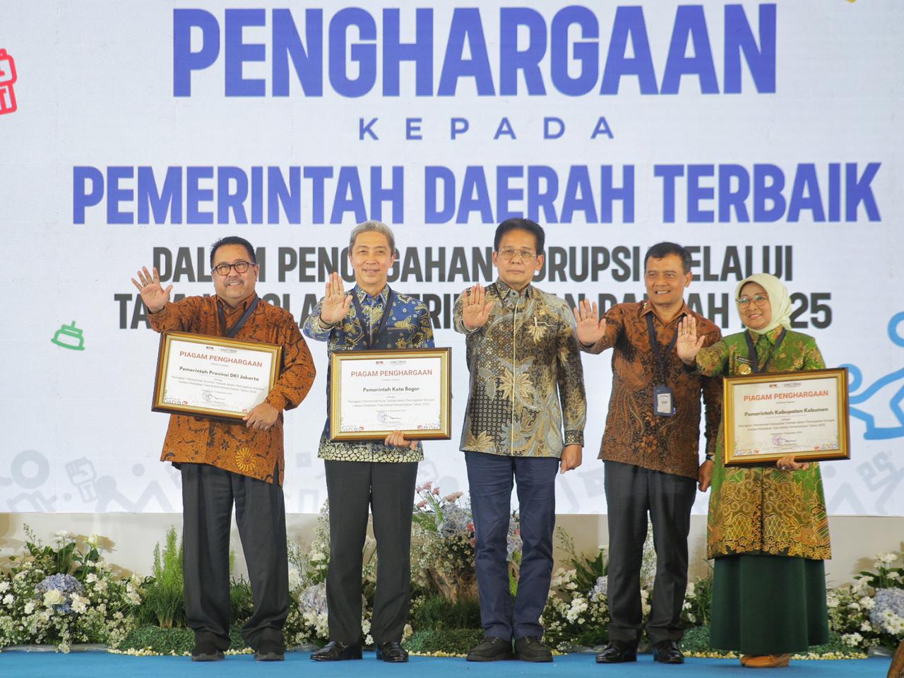 Wali Kota Bogor, Dedie A Rachim saat menerima penghargaan sebagai Kota antikorupsi, Foto/Diskominfo Kota Bogor