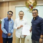 Wakil Ketua 1 DPRD Kota Bogor, Rusli Prihatevi bersama Ketua Badan Kehormatan, Safrudin Bima saat menerima surat aspirasi dari masyarakat, Foto/Setwan DPRD Kota Bogor