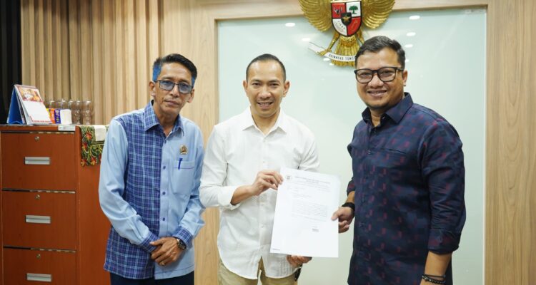 Wakil Ketua 1 DPRD Kota Bogor, Rusli Prihatevi bersama Ketua Badan Kehormatan, Safrudin Bima saat menerima surat aspirasi dari masyarakat, Foto/Setwan DPRD Kota Bogor