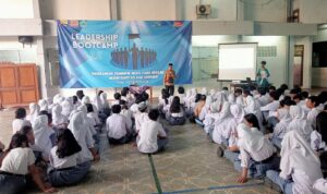 Anggota DPRD Kota Bogor, Eka Wardhana saat memberikan pengarahan kepada kepada siswa-siswi YKTB soal Leadership Bootcamp 3.0, Foto/Istimewa