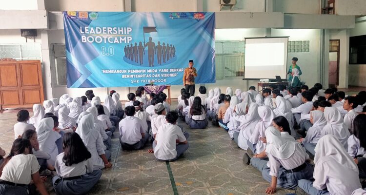 Anggota DPRD Kota Bogor, Eka Wardhana saat memberikan pengarahan kepada kepada siswa-siswi YKTB soal Leadership Bootcamp 3.0, Foto/Istimewa