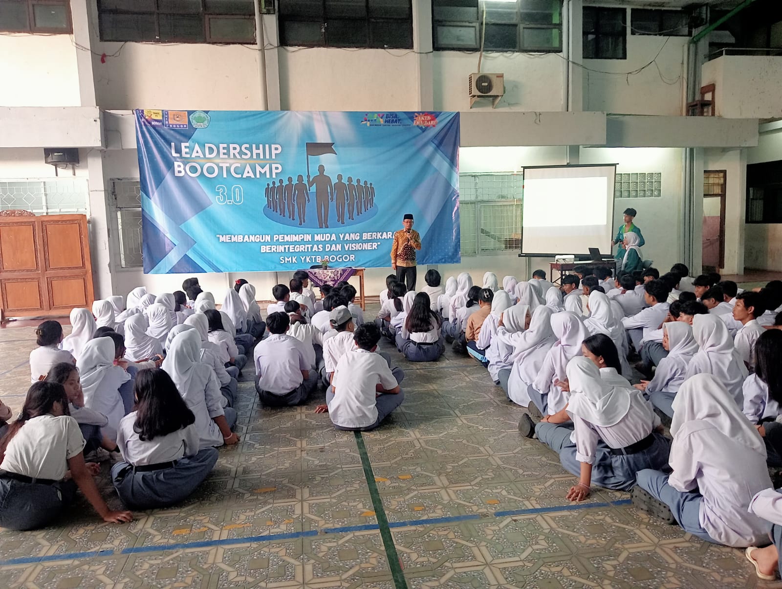 Anggota DPRD Kota Bogor, Eka Wardhana saat memberikan pengarahan kepada kepada siswa-siswi YKTB soal Leadership Bootcamp 3.0, Foto/Istimewa Anggota DPRD Kota Bogor, Eka Wardhana saat memberikan pengarahan kepada kepada siswa-siswi YKTB soal Leadership Bootcamp 3.0, Foto/Istimewa