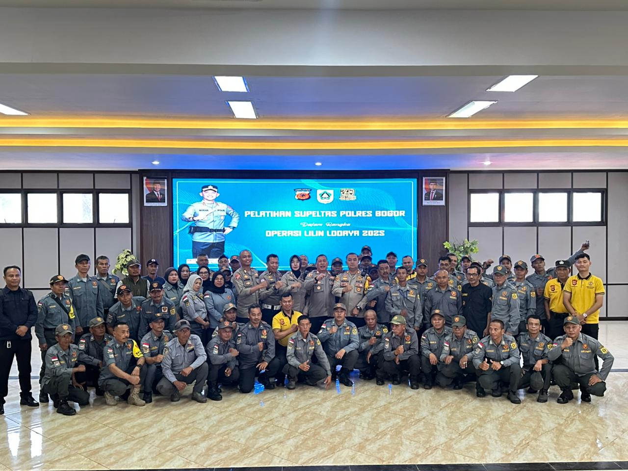 Foto bersama antara Satlantas Polres Bogor dengan Sukarelawan Pembantu Lalu Lintas (Supeltas), Foto/Istimewa Foto bersama antara Satlantas Polres Bogor dengan Sukarelawan Pembantu Lalu Lintas (Supeltas), Foto/Istimewa