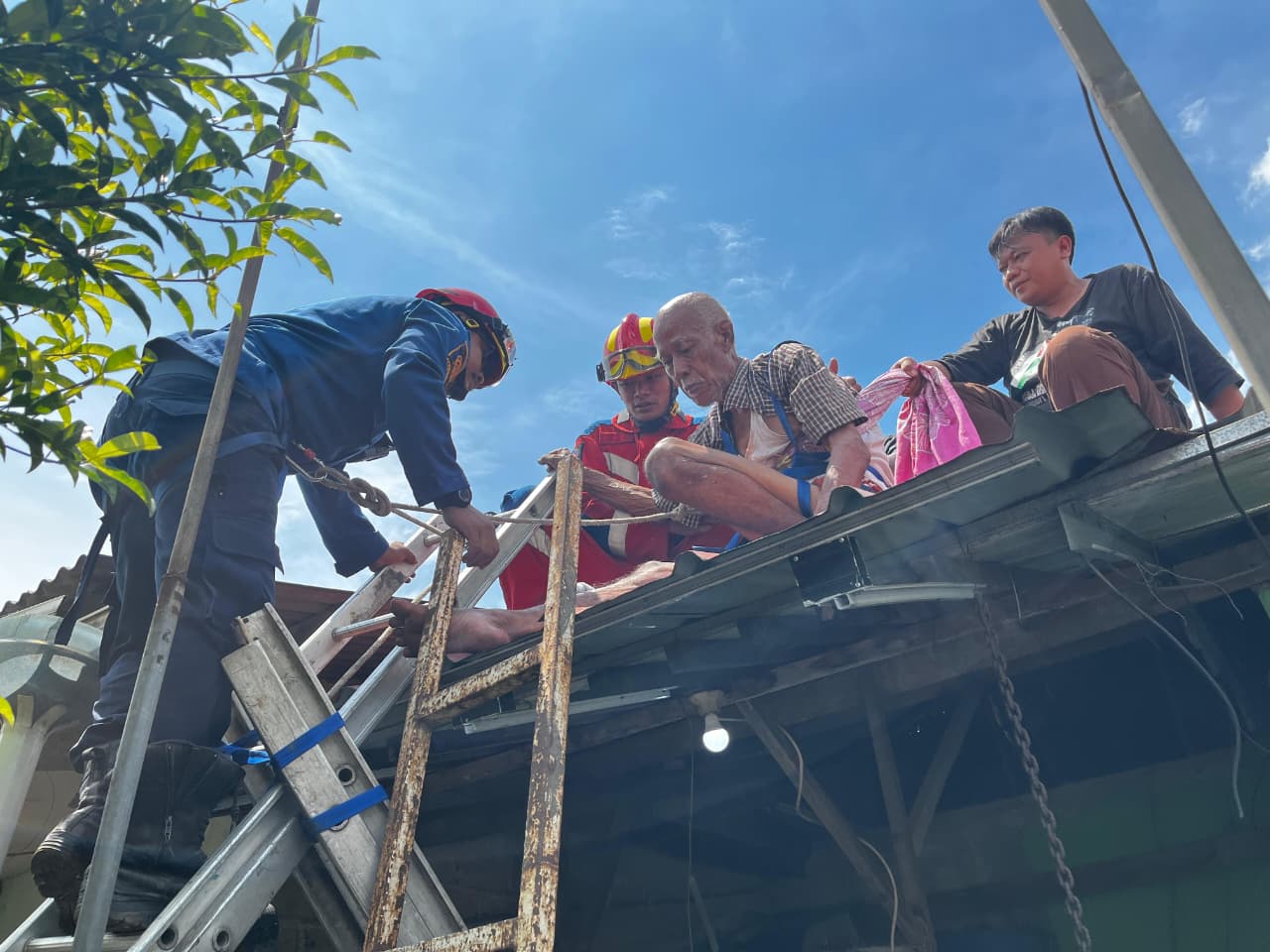 Damkar Kabupaten Bogor mengevakuasi seorang lanjut usia (lansia) yang terjebak di atas atap rumah, Foto/Damkar Kabupaten Bogor Damkar Kabupaten Bogor mengevakuasi seorang lanjut usia (lansia) yang terjebak di atas atap rumah, Foto/Damkar Kabupaten Bogor