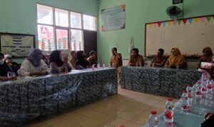 SDN Pajeleran 01, Kecamatan Cibinong, Kabupaten Bogor 'digeruduk' sejumlah orang tua murid, Foto/Istimewa SDN Pajeleran 01, Kecamatan Cibinong, Kabupaten Bogor 'digeruduk' sejumlah orang tua murid, Foto/Istimewa