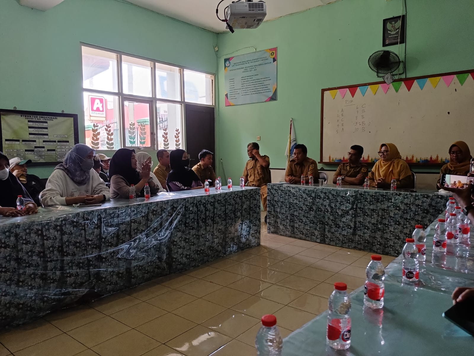 SDN Pajeleran 01, Kecamatan Cibinong, Kabupaten Bogor 'digeruduk' sejumlah orang tua murid, Foto/Istimewa