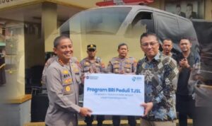 Kapolresta Bogor Kota, Kombe Pol Eko Prasetyo saat menerima satu unit mobil ambulance, Foto/Istimewa