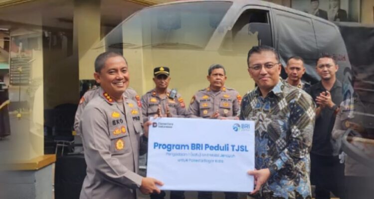 Kapolresta Bogor Kota, Kombe Pol Eko Prasetyo saat menerima satu unit mobil ambulance, Foto/Istimewa