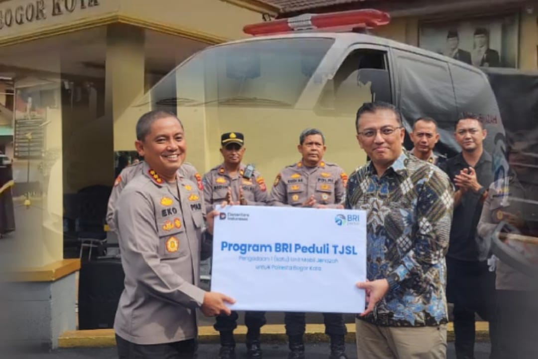 Kapolresta Bogor Kota, Kombe Pol Eko Prasetyo saat menerima satu unit mobil ambulance, Foto/Istimewa