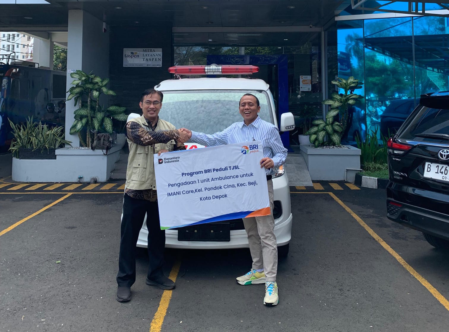 Bank Rakyat Indonesia (BRI) Kantor Cabang (KC) Depok menyerahkan bantuan Ambulance untuk Yayasan IMANI Care, Foto/Istimewa