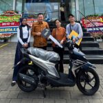 BRI Warung Buncit memberikan sepeda motor kepada nasabah yang memenangkan simpedes 2025, Foto/Istimewa