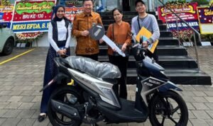BRI Warung Buncit memberikan sepeda motor kepada nasabah yang memenangkan simpedes 2025, Foto/Istimewa BRI Warung Buncit memberikan sepeda motor kepada nasabah yang memenangkan simpedes 2025, Foto/Istimewa