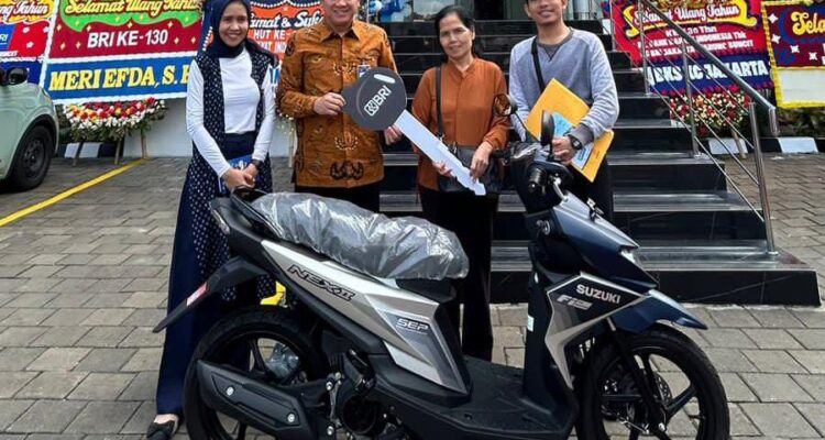 BRI Warung Buncit memberikan sepeda motor kepada nasabah yang memenangkan simpedes 2025, Foto/Istimewa