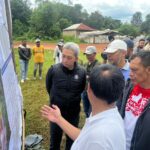 Wali Kota Bogor, Dedie A Rachim dan Wakil Bupati, Ade Ruhandi saat melihat peta lahan yang akan digunakan untuk PSEL, Foto/Adi Wirman