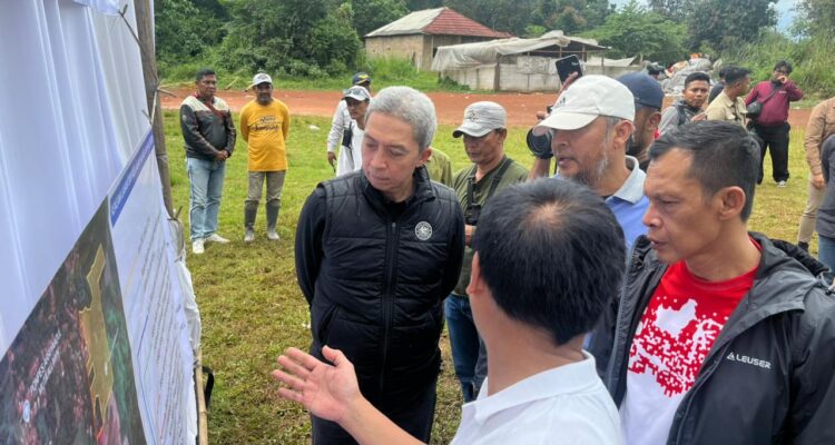 Wali Kota Bogor, Dedie A Rachim dan Wakil Bupati, Ade Ruhandi saat melihat peta lahan yang akan digunakan untuk PSEL, Foto/Adi Wirman