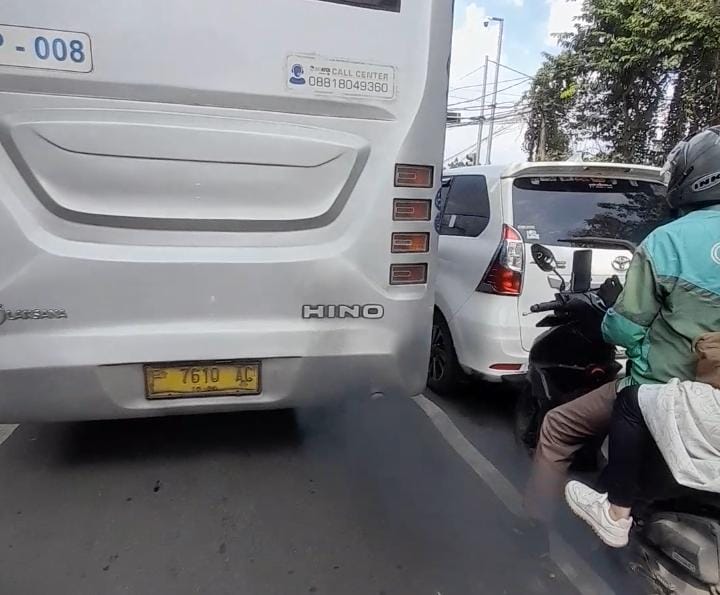 Kondisi knalpot biskita yang sudah mengeluarkan asap pekat hitam saat dijalanan Kota Bogor, Foto/Adi Wirman Kondisi knalpot biskita yang sudah mengeluarkan asap pekat hitam saat dijalanan Kota Bogor, Foto/Adi Wirman