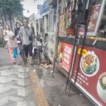 Kondisi trotoar alun alun Kota Bogor yang dipenuhi oleh PKL hingga kotor, Foto/Adi Wirman