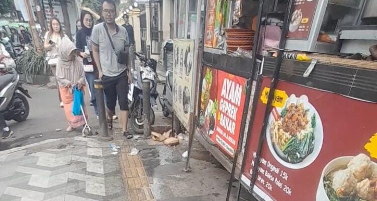 Kondisi trotoar alun alun Kota Bogor yang dipenuhi oleh PKL hingga kotor, Foto/Adi Wirman