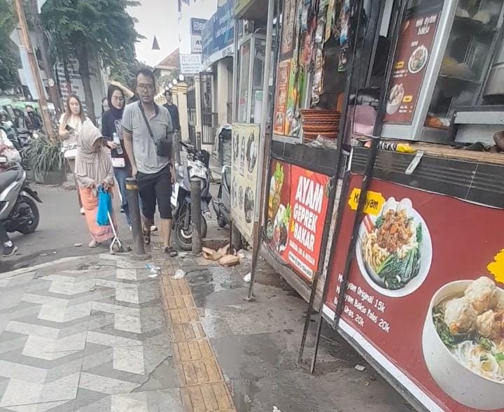 Kondisi trotoar alun alun Kota Bogor yang dipenuhi oleh PKL hingga kotor, Foto/Adi Wirman
