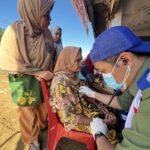 Tim kesehatan dari Gerakan Anak Negeri saat memeriksa kesehatan korban bencana banjir dan longsor di Sumatera, Foto/Gerakan Anak Negeri