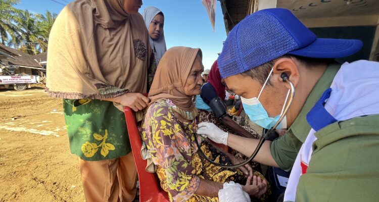 Tim kesehatan dari Gerakan Anak Negeri saat memeriksa kesehatan korban bencana banjir dan longsor di Sumatera, Foto/Gerakan Anak Negeri