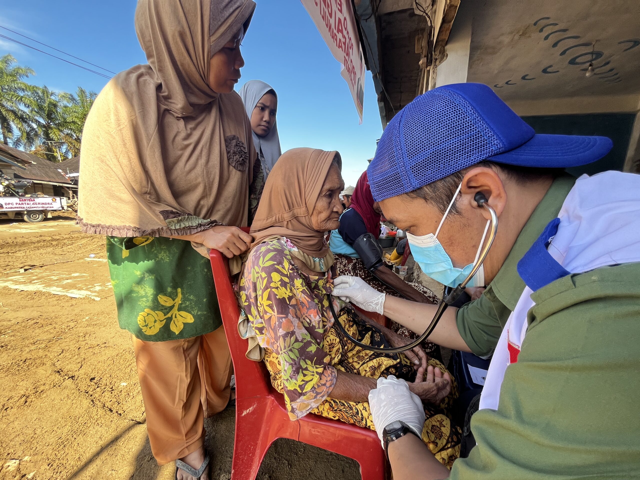 Tim kesehatan dari Gerakan Anak Negeri saat memeriksa kesehatan korban bencana banjir dan longsor di Sumatera, Foto/Gerakan Anak Negeri Tim kesehatan dari Gerakan Anak Negeri saat memeriksa kesehatan korban bencana banjir dan longsor di Sumatera, Foto/Gerakan Anak Negeri