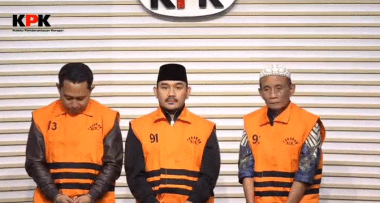 Bupati Bekasi Ade Kuswara bersama dua orang lainnya saat diperlihatkan dalam konferensi pers yang dilakukan oleh KPK/ Foto/KPK