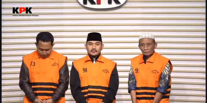 Bupati Bekasi Ade Kuswara bersama dua orang lainnya saat diperlihatkan dalam konferensi pers yang dilakukan oleh KPK/ Foto/KPK