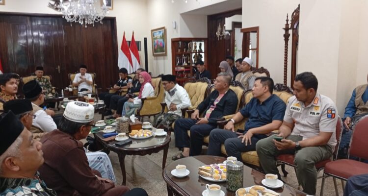 Para panitia Bhakti Lintas agama saat melakukan audensi dengan Wali Kota Bogor, Dedie A Rachim di Rumah Dinas Walikota, Foto/Istimewa