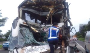 Kondisi truk Hino bernomor polisi D 9338 AH dan bus 3/4 Marita F 7850 WA saat mengalami kecelakaan di Tol Jagorawi, Foto/ Istimewa