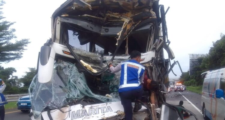 Kondisi truk Hino bernomor polisi D 9338 AH dan bus 3/4 Marita F 7850 WA saat mengalami kecelakaan di Tol Jagorawi, Foto/ Istimewa