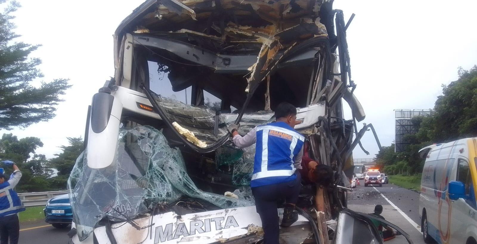 Kondisi truk Hino bernomor polisi D 9338 AH dan bus 3/4 Marita F 7850 WA saat mengalami kecelakaan di Tol Jagorawi, Foto/ Istimewa