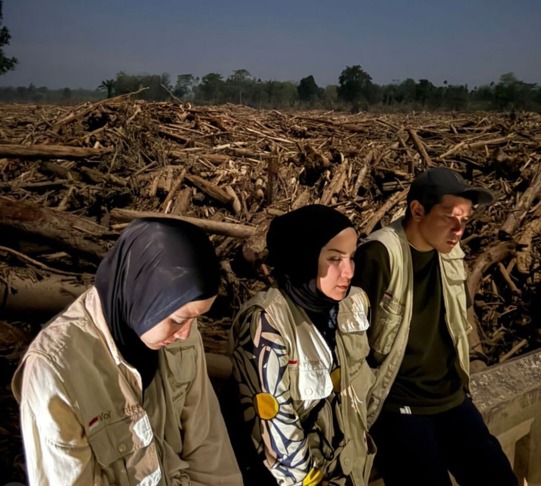 Artis Zaskia Mecca dan beberapa rekannya saat berada di Aceh Tamiang, Foto/Instagram Zaskiadyamecca Artis Zaskia Mecca dan beberapa rekannya saat berada di Aceh Tamiang, Foto/Instagram Zaskiadyamecca