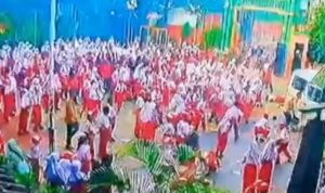 Suasana para murid mengalami kepanikan setelah mobil pengangkut MBG tabrak para murid, Fotio/Rekaman CCTV