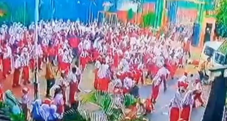 Suasana para murid mengalami kepanikan setelah mobil pengangkut MBG tabrak para murid, Fotio/Rekaman CCTV