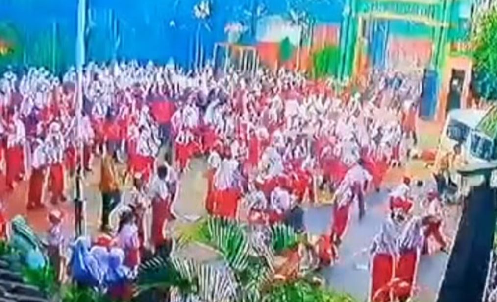 Suasana para murid mengalami kepanikan setelah mobil pengangkut MBG tabrak para murid, Fotio/Rekaman CCTV Suasana para murid mengalami kepanikan setelah mobil pengangkut MBG tabrak para murid, Fotio/Rekaman CCTV