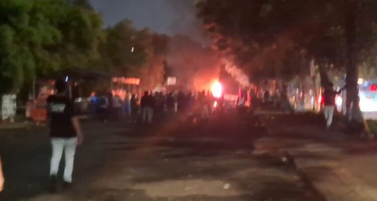 Situasi terkini bentrokan di Jalan Kalibata Raya, tepatnya di seberang Taman Makam Pahlawan (TMP) Kalibata, Pancoran, Jakarta Selatan, Kamis (11/12/2025) sore, Foto, Istimewa
