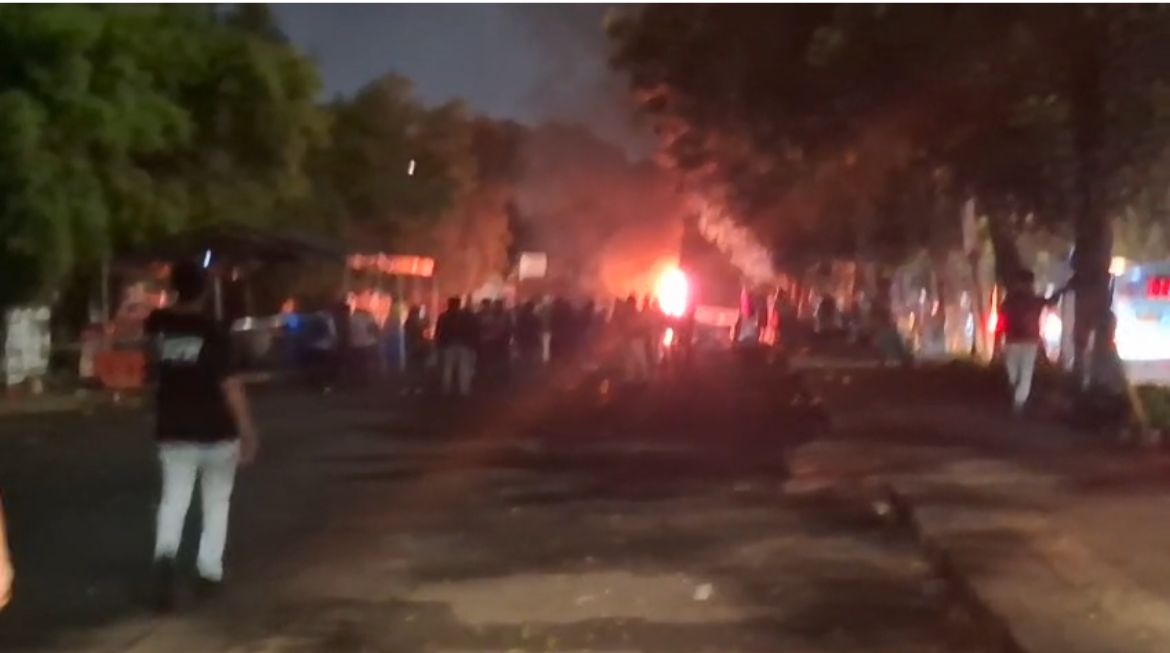 Situasi terkini bentrokan di Jalan Kalibata Raya, tepatnya di seberang Taman Makam Pahlawan (TMP) Kalibata, Pancoran, Jakarta Selatan, Kamis (11/12/2025) sore, Foto, Istimewa