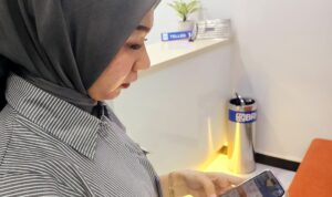 Pelanggan nasabah saat menggunakan aplikasi BRImo, Foto/Istimewa