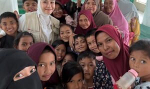 Aktris sekaligus aktivis kemanusiaan Zaskia Adya Mecca saat di pengungsian korban bencana banjir dan Longsor, Foto/Instgaram Zaskia Adya Mecca Aktris sekaligus aktivis kemanusiaan Zaskia Adya Mecca saat di pengungsian korban bencana banjir dan Longsor, Foto/Instgaram Zaskia Adya Mecca