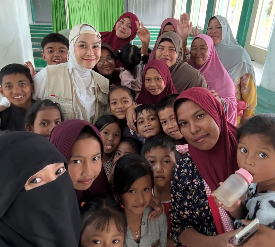 Aktris sekaligus aktivis kemanusiaan Zaskia Adya Mecca saat di pengungsian korban bencana banjir dan Longsor, Foto/Instgaram Zaskia Adya Mecca Aktris sekaligus aktivis kemanusiaan Zaskia Adya Mecca saat di pengungsian korban bencana banjir dan Longsor, Foto/Instgaram Zaskia Adya Mecca