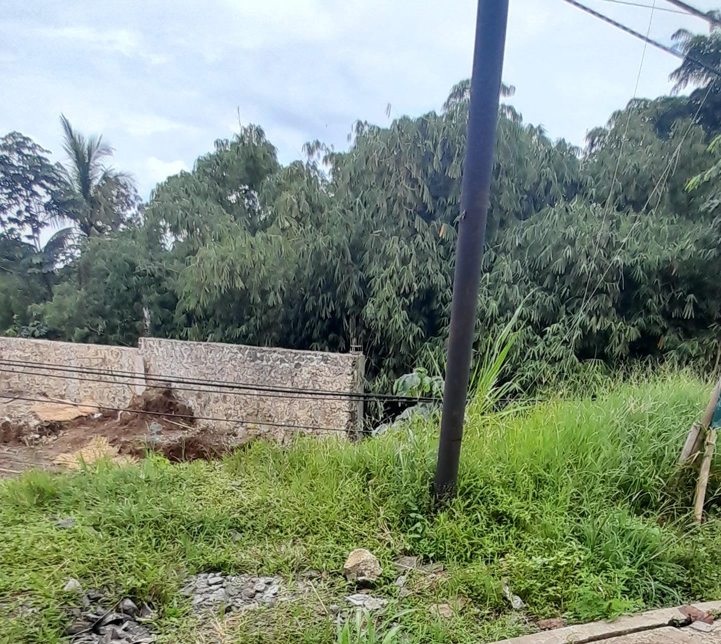 tembok dengan pondasi batu tampak menjulang kokoh di Jalan Sholeh Iskandar, Kecamatan Tanah Sareal, Kota Bogor, tepat di seberang Lotte Mart,Foto/Istimewa tembok dengan pondasi batu tampak menjulang kokoh di Jalan Sholeh Iskandar, Kecamatan Tanah Sareal, Kota Bogor, tepat di seberang Lotte Mart,Foto/Istimewa
