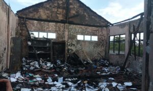 Kondisi ruang arsip MI Islamiyah di Sukasari setelah kebakaran Sabtu dini hari (25/10/2025) sekitar pukul 03:52 WIB, api diduga korsleting listrik hingga menghanguskan buku dan perabot., Foto/Isrimewa