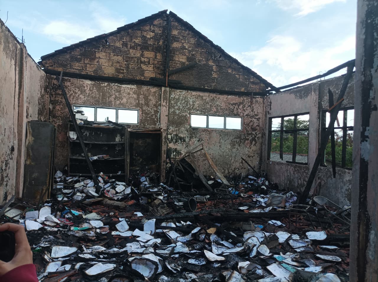 Kondisi ruang arsip MI Islamiyah di Sukasari setelah kebakaran Sabtu dini hari (25/10/2025) sekitar pukul 03:52 WIB, api diduga korsleting listrik hingga menghanguskan buku dan perabot., Foto/Isrimewa Kondisi ruang arsip MI Islamiyah di Sukasari setelah kebakaran Sabtu dini hari (25/10/2025) sekitar pukul 03:52 WIB, api diduga korsleting listrik hingga menghanguskan buku dan perabot., Foto/Isrimewa