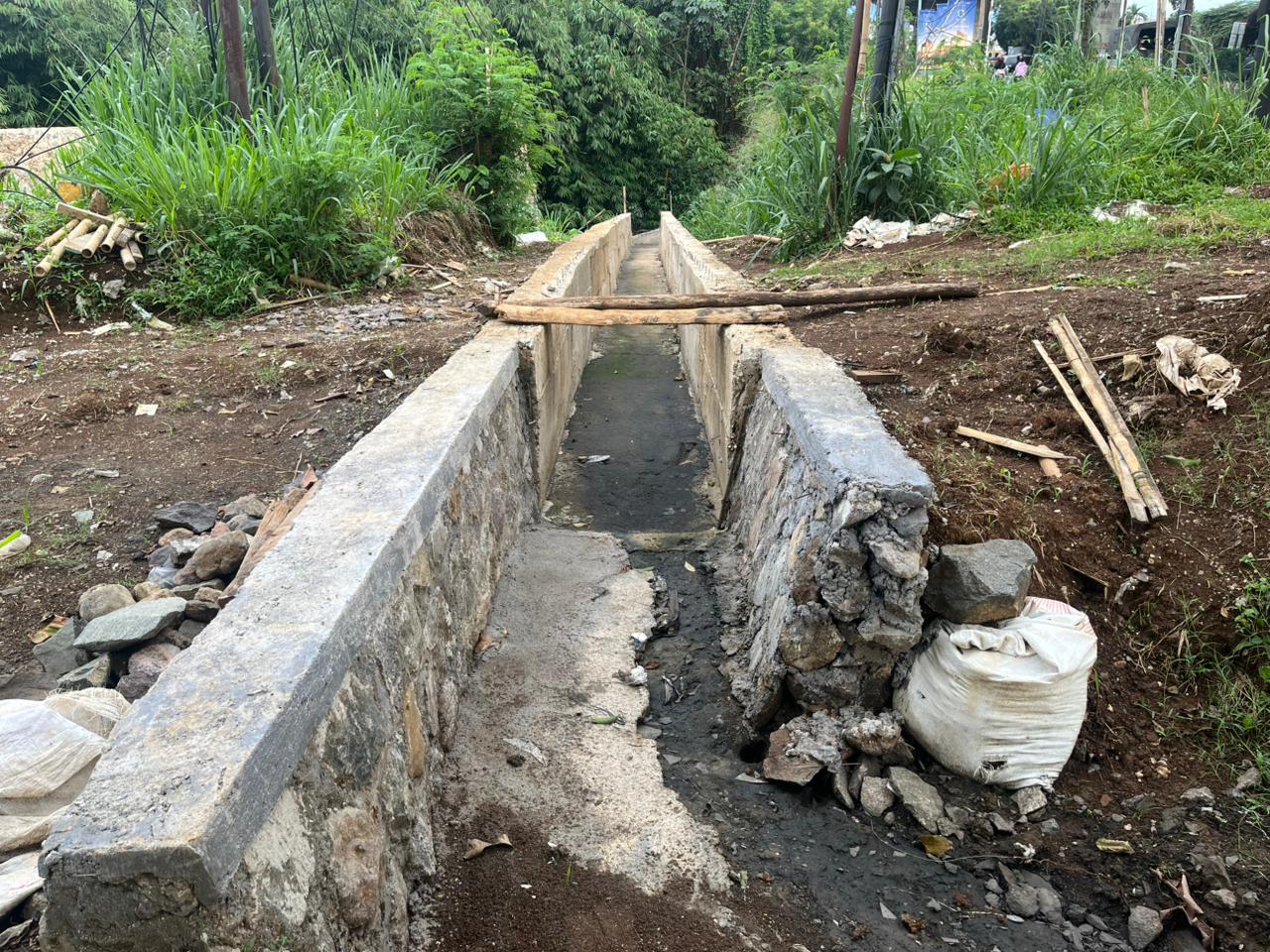 tebing menjulang tinggi dengan pondasi batu kali yang berdiri di bibir kali kecil di Jalan Sholeh Iskandar, Kota Bogor, Foto/Adi Wirman 